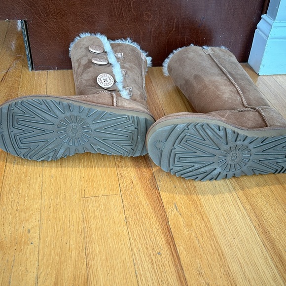 UGG Bailey Button Triplet 11 Boot size 6 - Picture 3 of 4